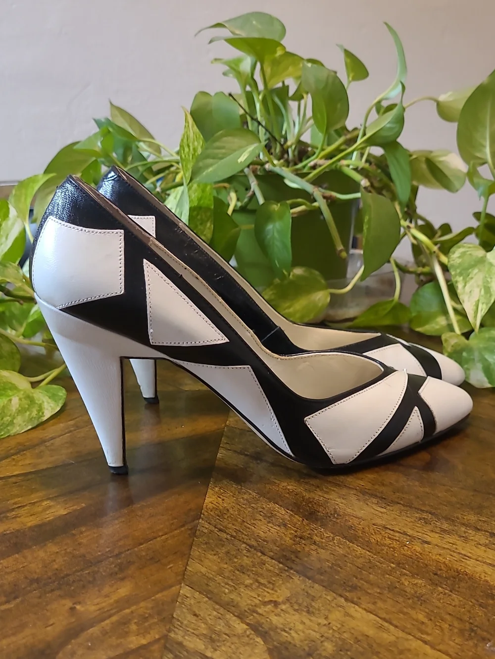 Vtg CinCin Two-Tone Black & White Pointed-Toe Pumps
